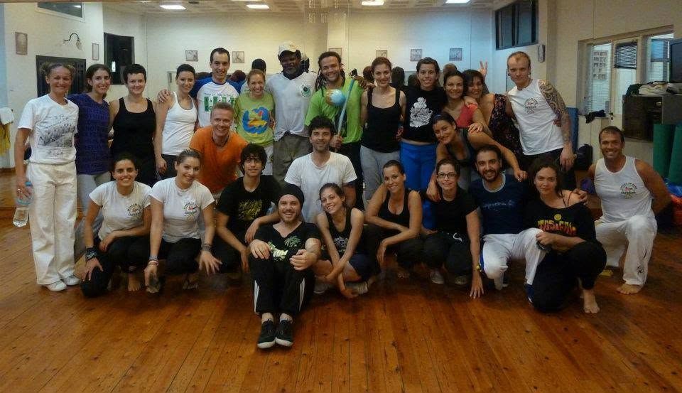 Mestre Jogo de Dentro with Apêiara students after a workshop